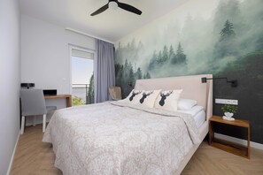 Skrivbord, strykjärn/strykbräda, resesäng och wi-fi