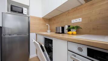 Réfrigérateur, micro-ondes, plaque de cuisson, lave-vaisselle