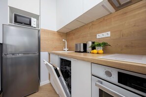 Fridge, microwave, stovetop, dishwasher