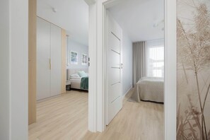 2 عدّة غرف نوم ومكواة/لوح كي وسرير سفر وواي فاي