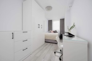 1 habitación, escritorio, tabla de planchar con plancha y cuna de viaje