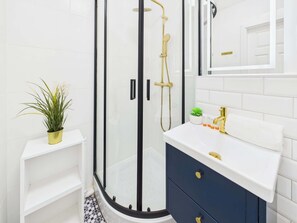 Douche, sèche-cheveux, serviettes fournies, shampoing
