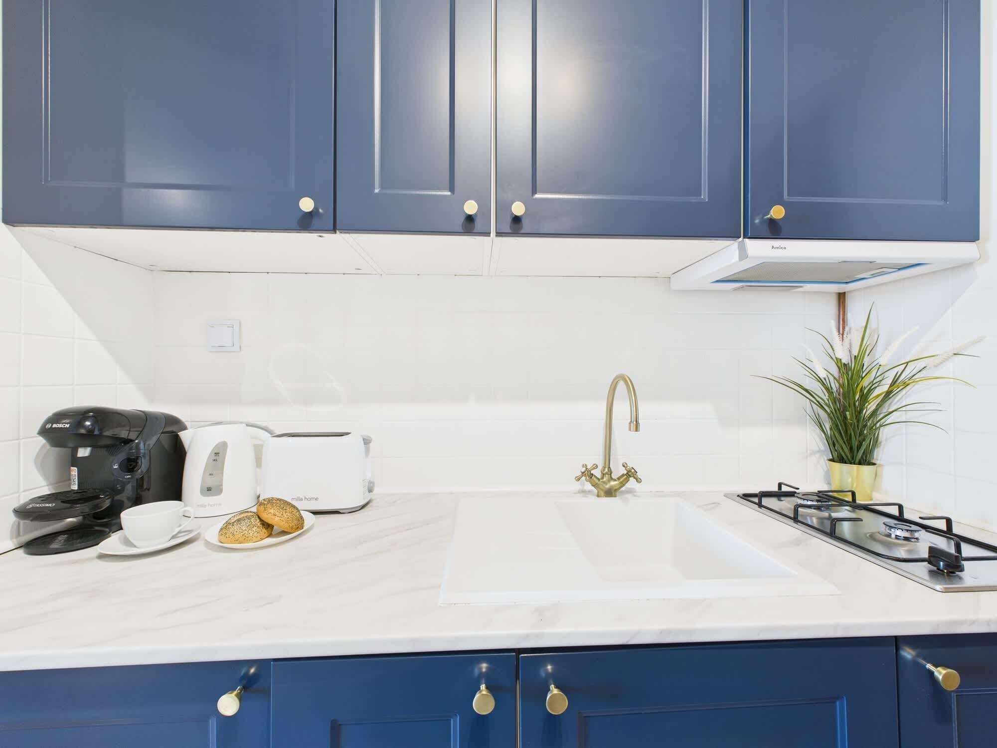 Fridge, microwave, stovetop, cookware/dishes/utensils