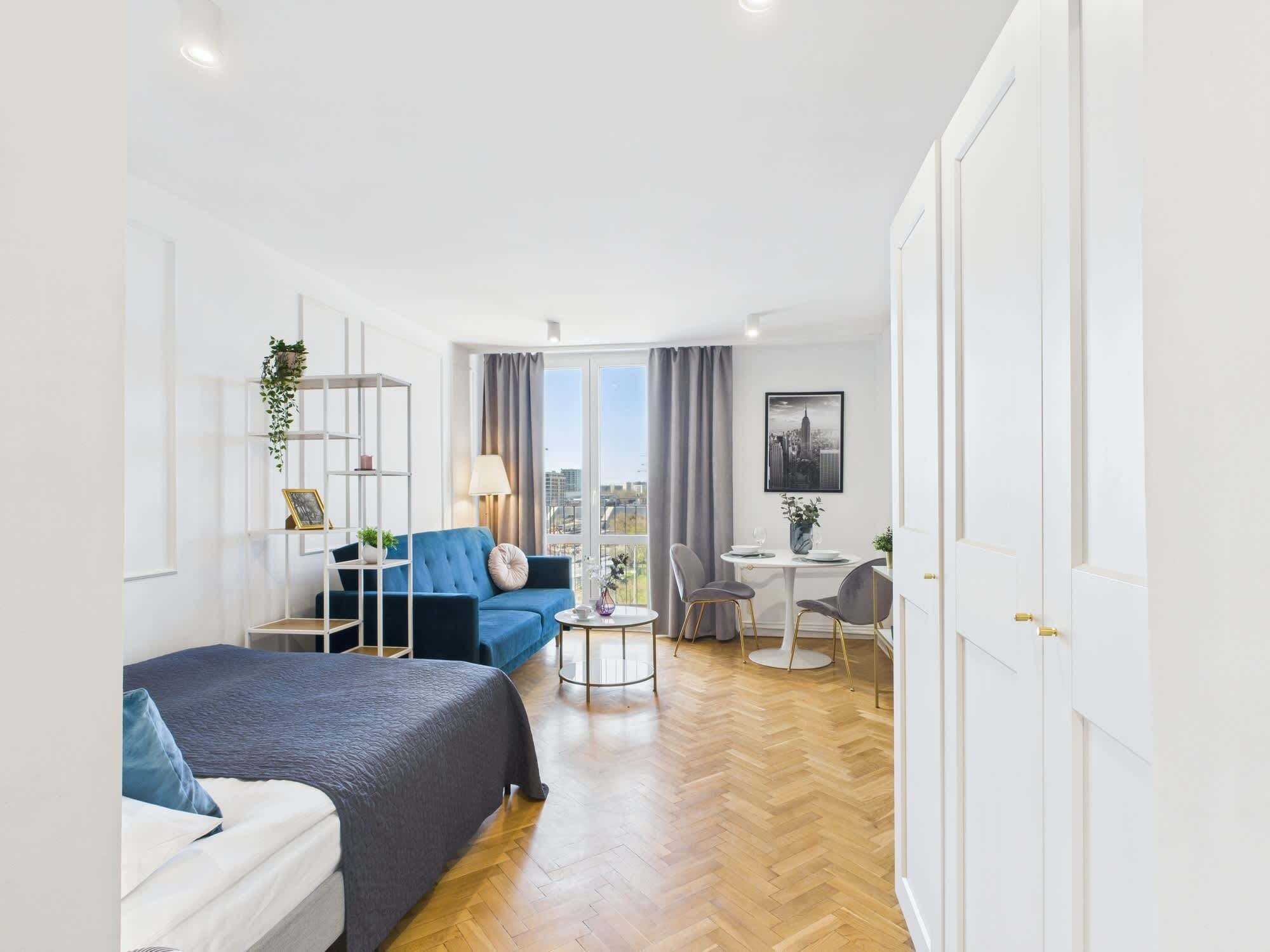 Tabla de planchar con plancha, cuna de viaje, wifi y ropa de cama