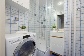 Douche, sèche-cheveux, serviettes fournies, shampoing
