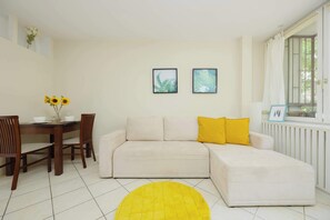 TV, offices - Bright Apartment in Old Town | Balcony | Pet friendly (Warszawa)