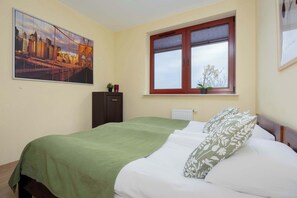Tabla de planchar con plancha, cuna de viaje, wifi y ropa de cama 