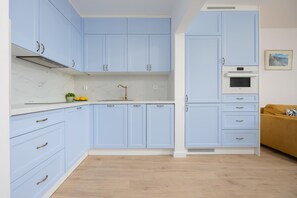 Fridge, oven, stovetop, dishwasher