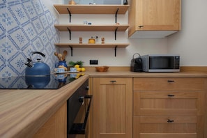 Réfrigérateur, four à micro-ondes, un four, surface de cuisson