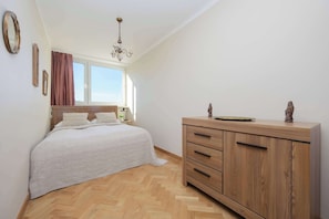 Iron/ironing board, travel crib, WiFi, bed sheets