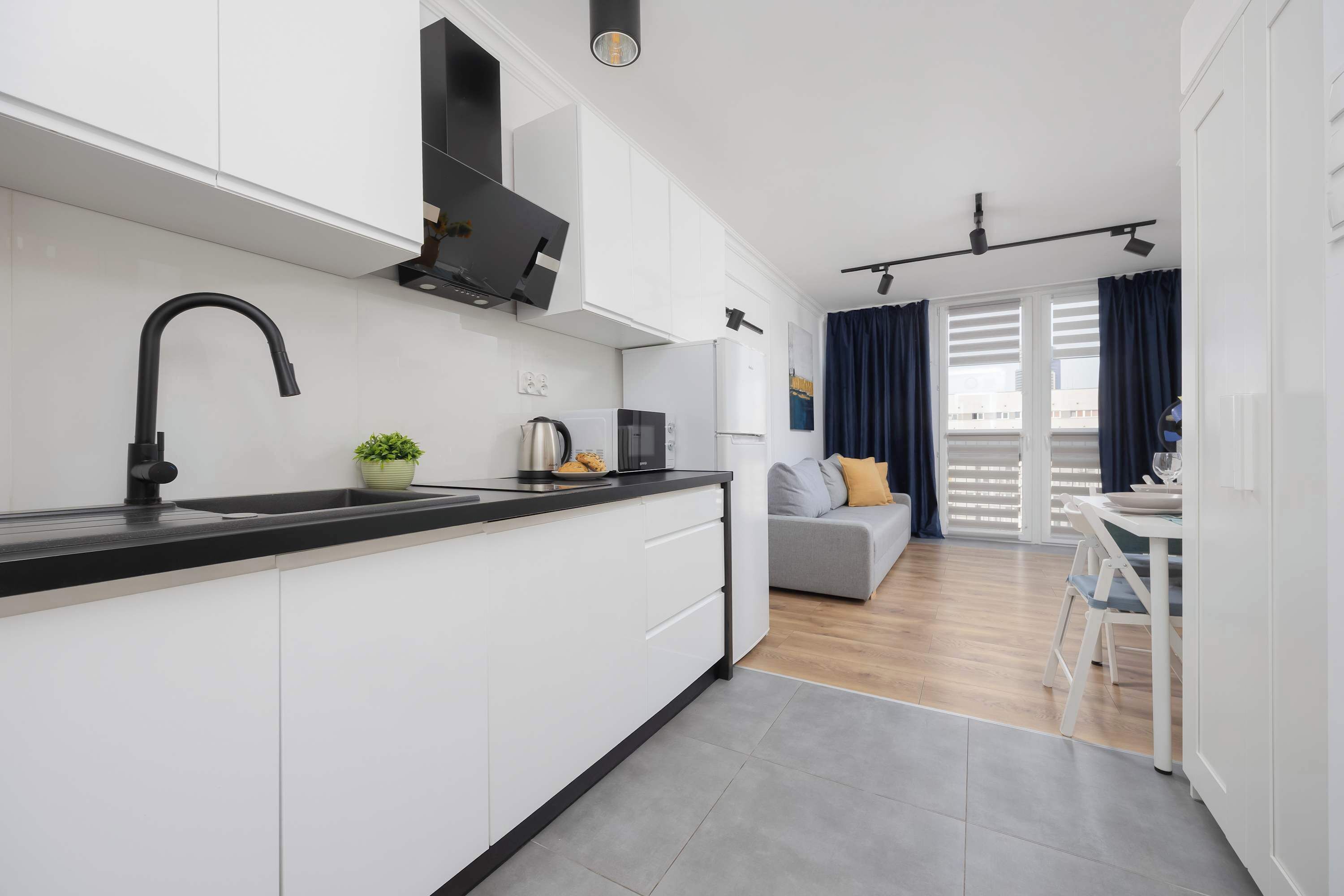 Kjøleskap, mikrobølgeovn, kokeplater og kjøkkenutstyr