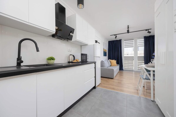 Fridge, microwave, stovetop, cookware/dishes/utensils