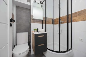 Shower, hair dryer, towels, shampoo