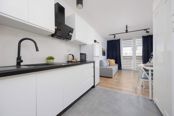 Fridge, microwave, stovetop, cookware/dishes/utensils