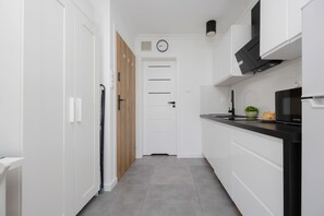 Fridge, microwave, stovetop, cookware/dishes/utensils - Grzybowska 30 | Cosy Studio | Centre (Warszawa)