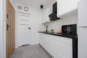 Fridge, microwave, stovetop, cookware/dishes/utensils