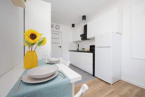 Geladeira, micro-ondas, cooktop, chaleira elétrica
