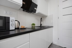 Réfrigérateur, micro-ondes, plaque de cuisson