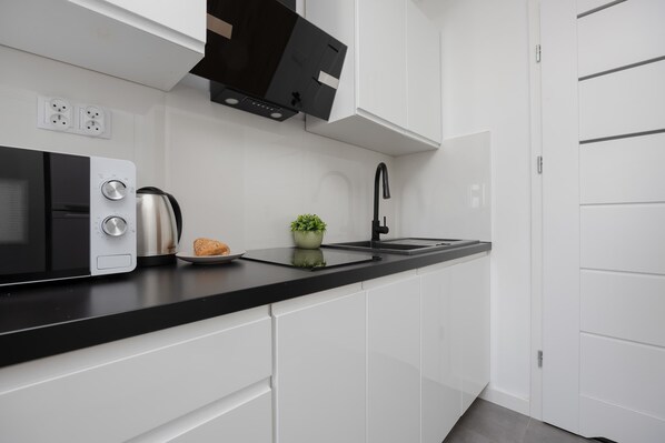 Fridge, microwave, stovetop, cookware/dishes/utensils