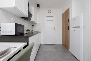 Kühlschrank, Mikrowelle, Herdplatte, Kochgeschirr/Geschirr/Besteck