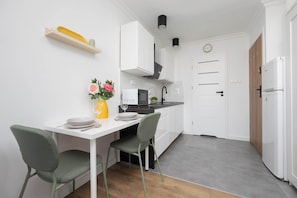 Fridge, microwave, stovetop, electric kettle - Compact Studio in the Center | Workspace (Warszawa)
