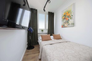 Skrivebord, strykejern/-brett, reiseseng for barn og wi-fi