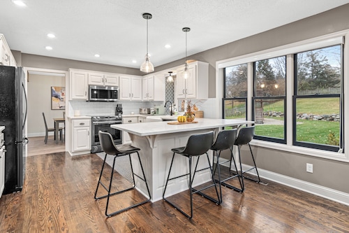 Spacious Well Appointed Retreat Minutes from Excelsior, Lake Minnetonka & More