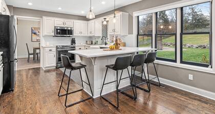 Spacious Well Appointed Retreat Minutes from Excelsior, Lake Minnetonka & More