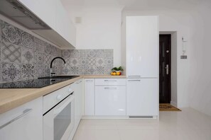 Een koelkast, een oven, een kookplaat, een vaatwasser