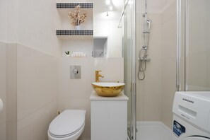 Douche, sĂšche-cheveux, serviettes fournies, shampoing