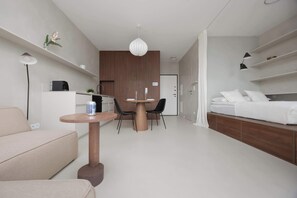 Tabla de planchar con plancha, cuna de viaje, wifi y ropa de cama