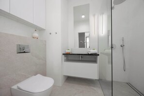 Shower, hair dryer, towels, shampoo - Stylish Apartment with Balcony | Air Conditioning | Close to the Metro (Warszawa)