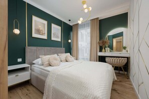 1 habitación, escritorio, tabla de planchar con plancha y cuna de viaje 