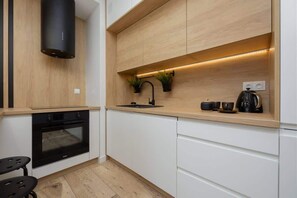 Frigorifero, microonde, forno, piano cottura