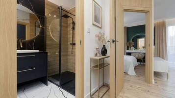 1 dormitori, escriptori i planxa i posts de planxar