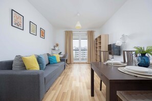 Una televisión, una oficina