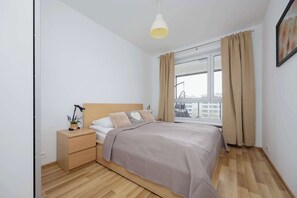 1 dormitorio, escritorio, tabla de planchar con plancha y wifi