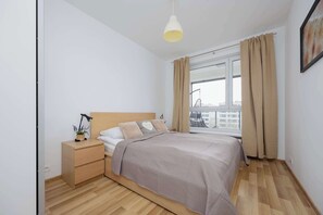 Desk, iron/ironing board, WiFi, bed sheets