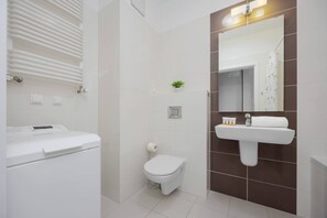 Douche, sèche-cheveux, serviettes fournies