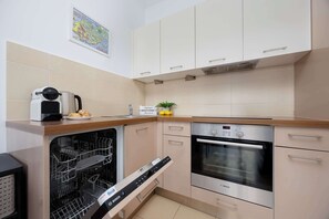 Frigorífico, horno, placa de cocina y lavavajillas