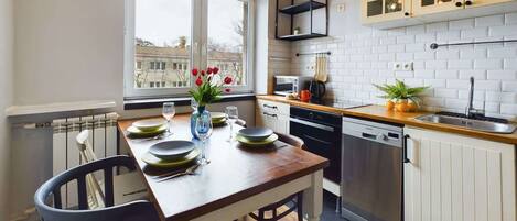 Mikrovågsugn, ugn, spishäll och diskmaskin