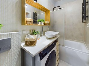 Douche, sèche-cheveux, serviettes fournies