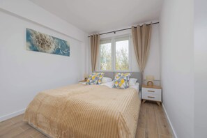 2 bedrooms, desk, iron/ironing board, travel cot