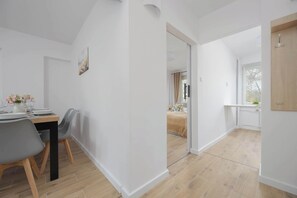 2 chambres, bureau, fer et planche à repasser, lit parapluie