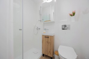 Douche, sèche-cheveux, serviettes fournies