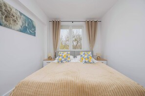 2 makuuhuonetta, työpöytä, silitysrauta/-lauta, vauvan matkasänky