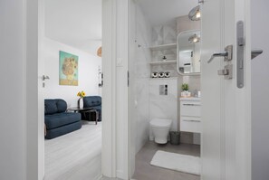 Douche, sèche-cheveux, serviettes fournies