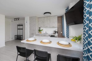 Fridge, oven, stovetop, dishwasher
