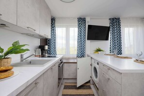 Fridge, oven, stovetop, dishwasher