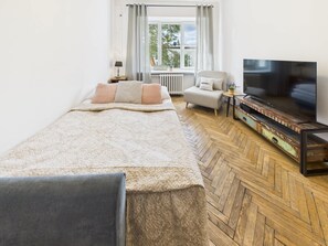 Iron/ironing board, WiFi, bed sheets